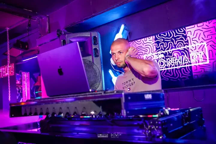 DJ za pultom u Leonhartu