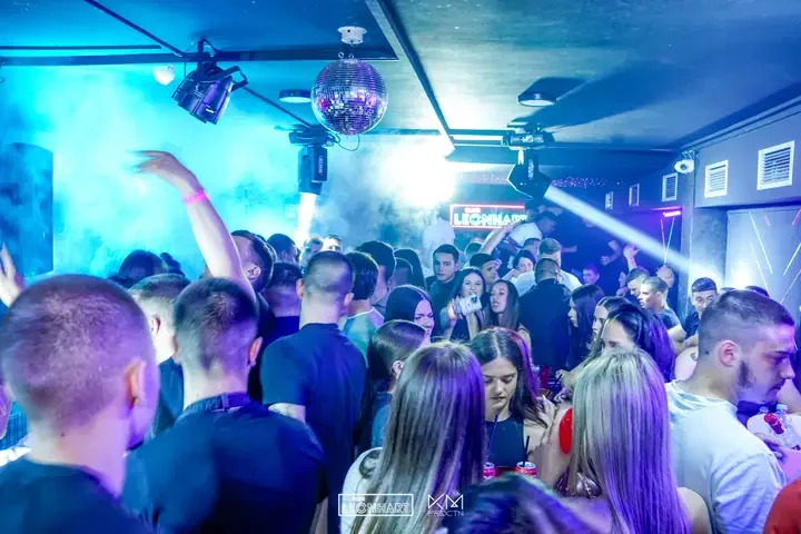 DJ GIKS 1.Maj — atmosfera sa žurke